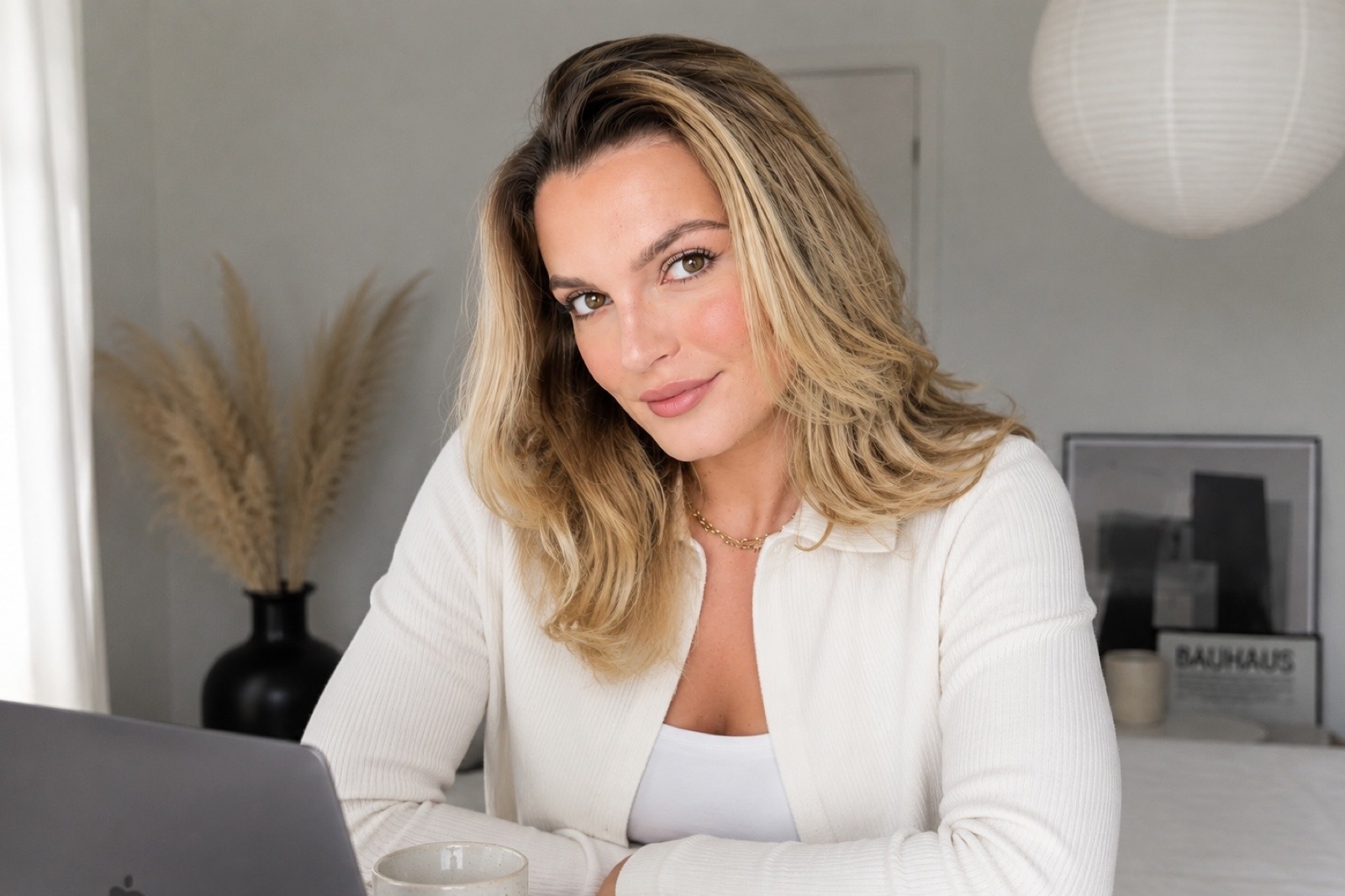 Laura Halbe an ihrem Arbeitsplatz